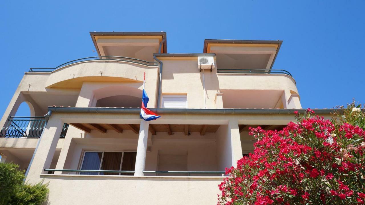 Dvorine Apartman *